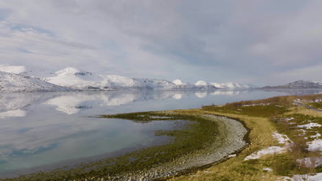 montañas nevadas de algodón junto al mar