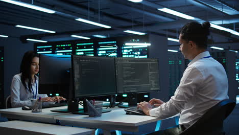 retrato de un ingeniero alegre en un centro de datos instalando software en una computadora