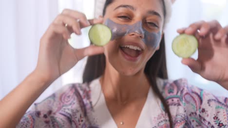 mujer disfrutando de una máscara facial de pepino