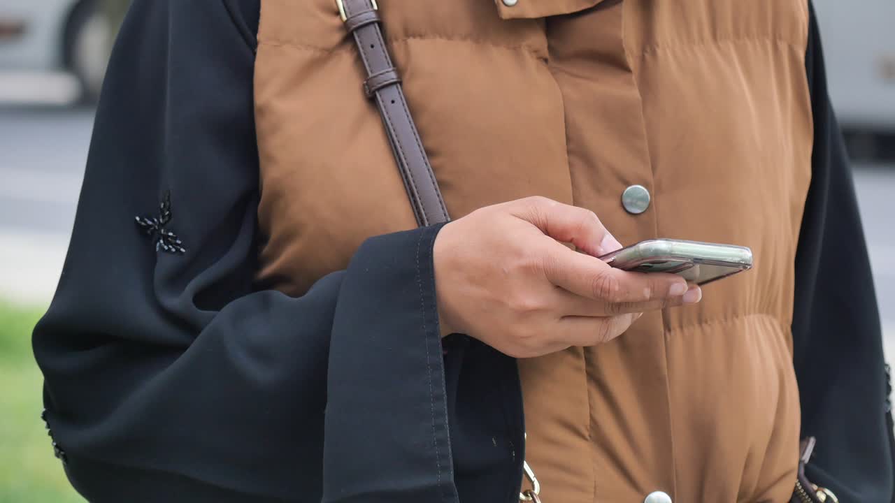 스마트 폰을 사용하는 여성