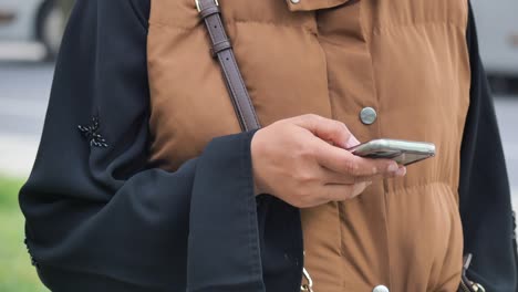 스마트폰을 사용하는 여성