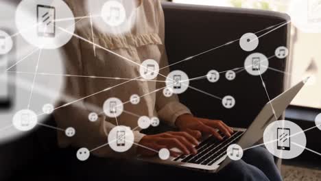 animación de una red de conexiones con iconos sobre una mujer de negocios caucásica usando una computadora portátil