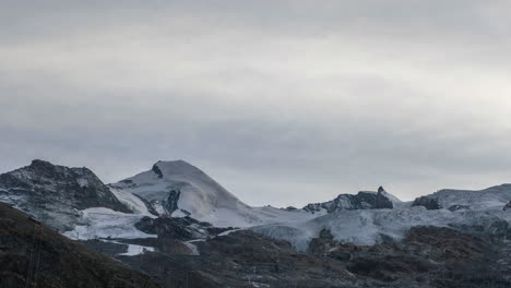 cinematográfica suiza saas tarifa estación de esquí pueblo glaciar glaciar suiza tarde nublada crepúsculo puesta de sol final del verano lapso de tiempo pico impresionantes picos de montaña cerca de zermatt matterhorn movimiento inmóvil