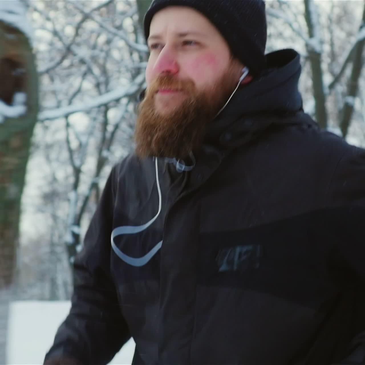 un hombre corriendo en un parque de invierno 01