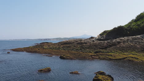 岩の多い海岸に砕ける海の波