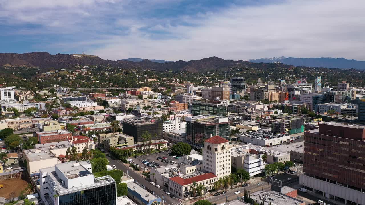 Ripresa aerea bassa del centro di Hollywood con la scritta Hollywood