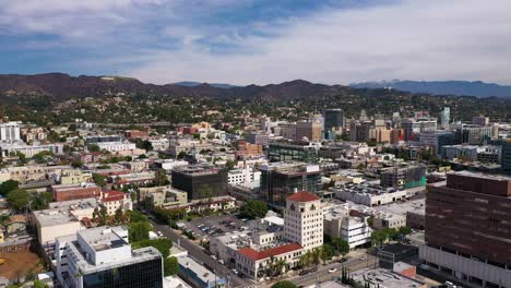 toma aérea baja del centro de hollywood con el cartel de hollywood