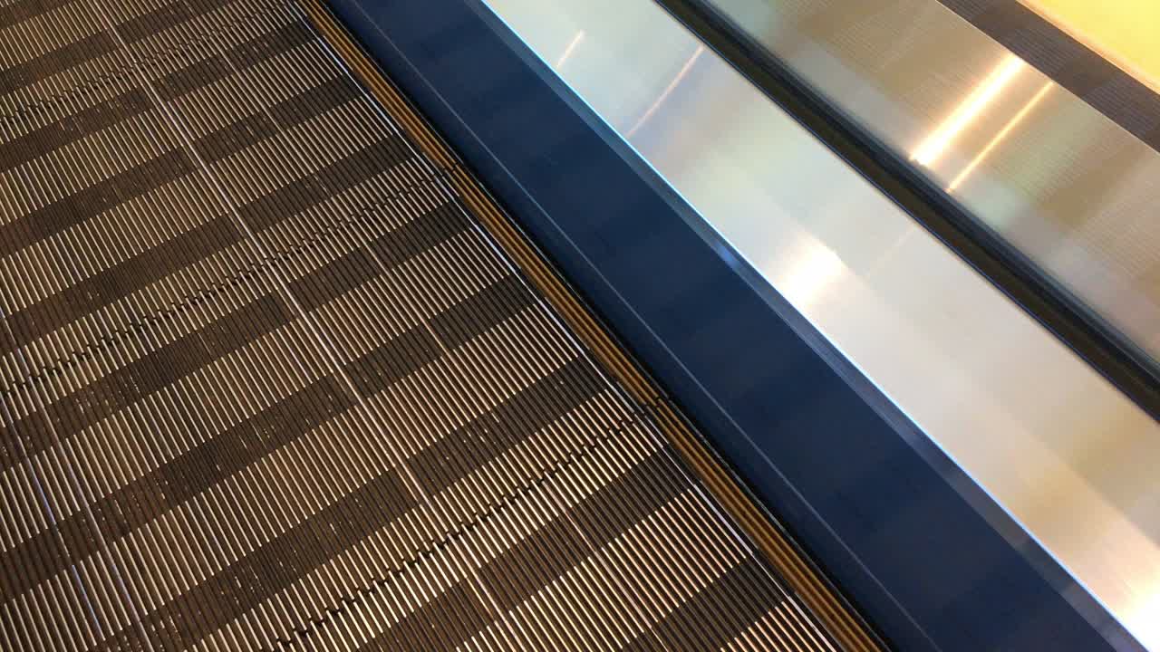 una escalera mecánica se mueve constantemente.