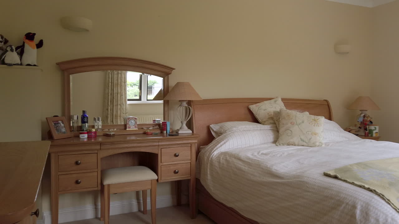 panorámica de derecha a izquierda de un dormitorio principal en una casa familiar en cámara lenta