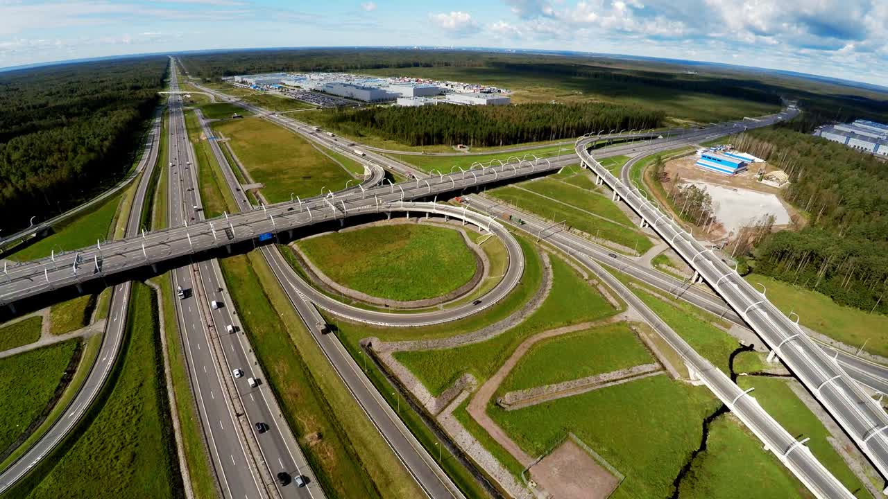 воздушный вид. автомагистральная дорожная развязка. санкт-петербургская кольцевая дорога. 4к.