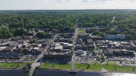 Pan-shot-of-Downtown-Stillwater-cityscape-with-greenery-in-Minnesota,-USA-during-daytime