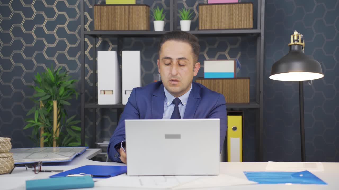 우울한 사업가 슬프고 사려 깊은.