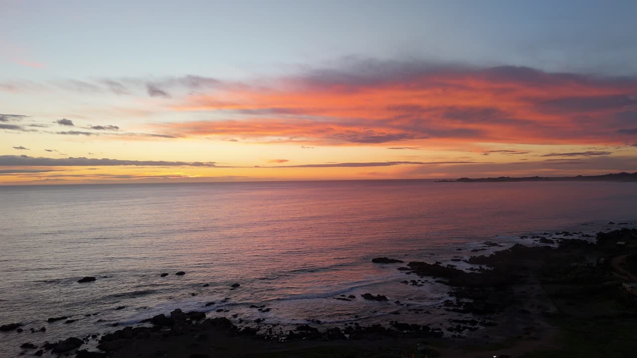 puesta de sol sobre el océano