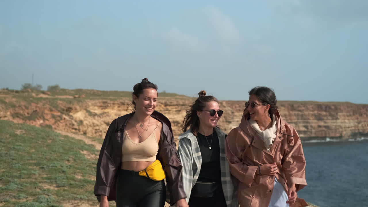 tres amigos disfrutando de un paseo soleado por la costa