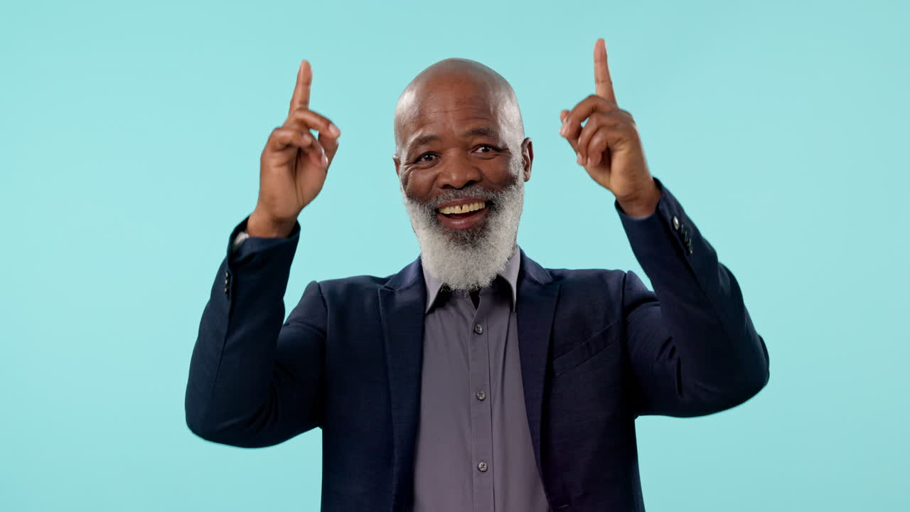 señalando hacia arriba, feliz y hombre de negocios negro