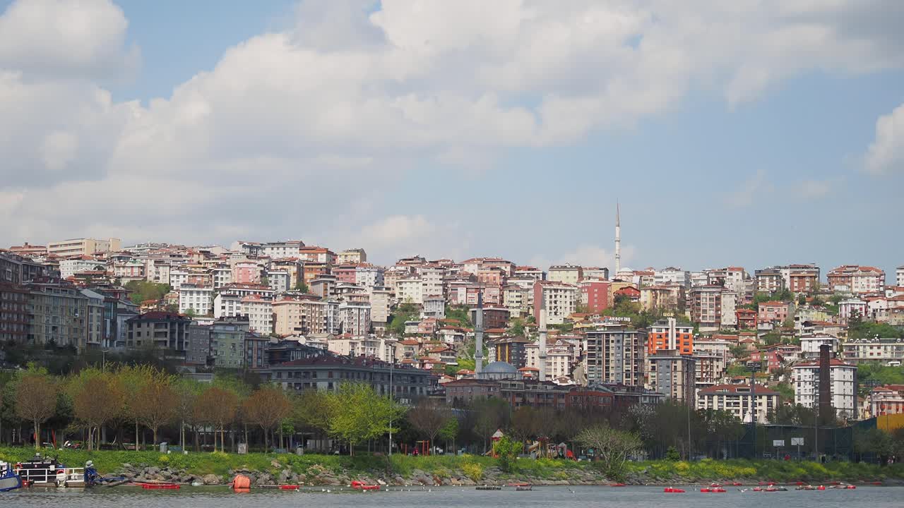 Paesaggio urbano di Istanbul con fiume e parco