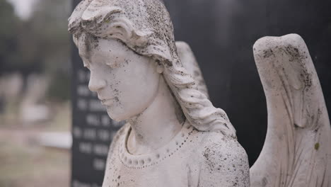 cementerio, entierro y lápida de ángel en el cementerio