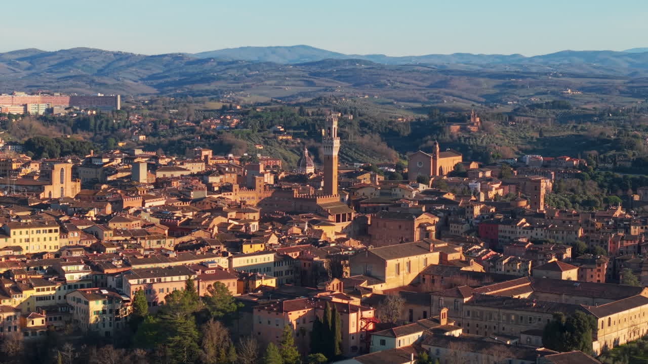 Siena, Toscana: Vista aerea dello skyline con Duomo e Torre del Mangia al tramonto