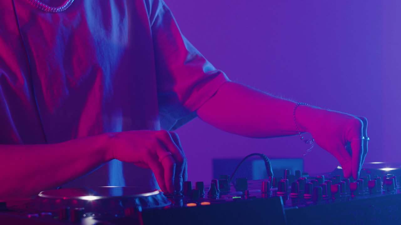 młody dj w dyskotece