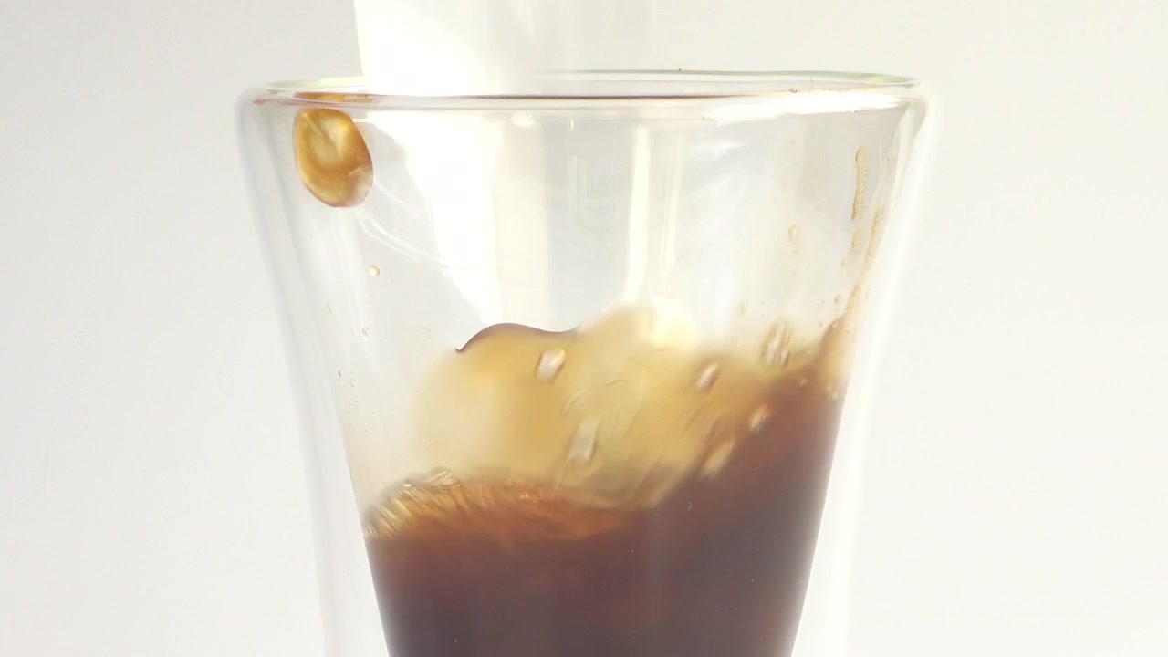 Preparazione di caffè espresso freddo con ghiaccio.