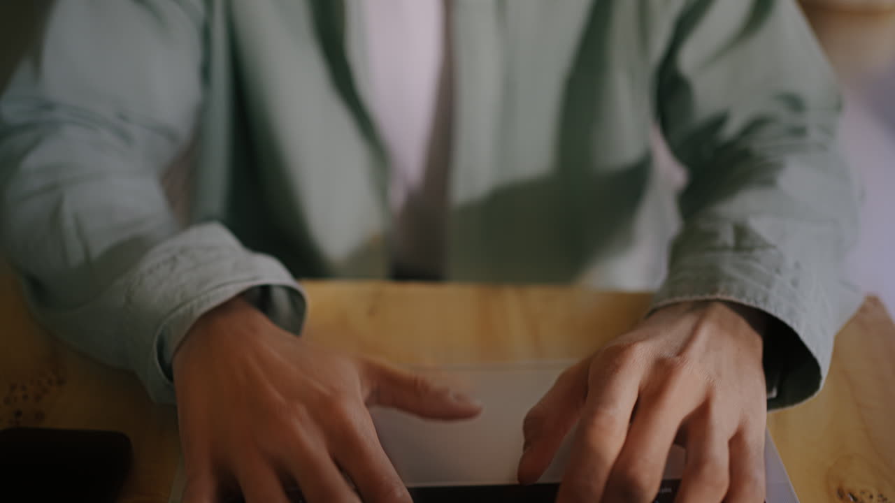 노트북에서 일하는 남자