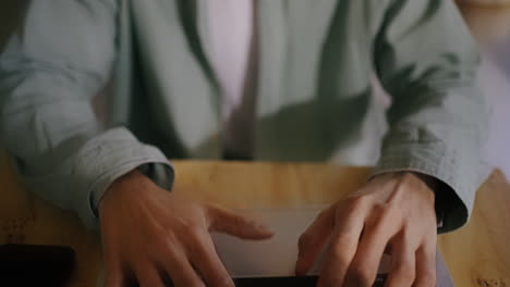 hombre trabajando en una computadora portátil
