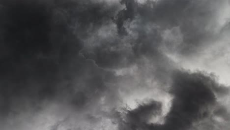 Blick-Auf-Cumulonimbus-Wolken-Und-Blitze-In-Einem-Sturm