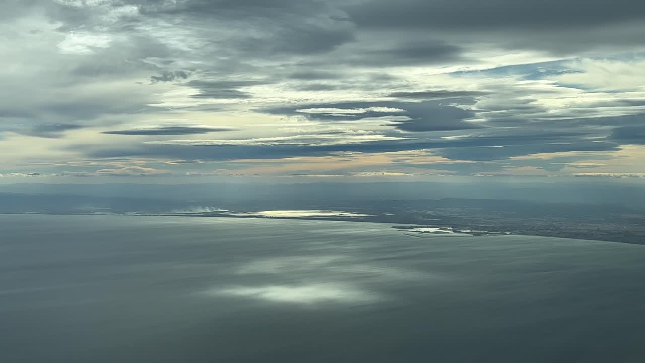 vista aérea de la ciudad de valencia desde el cielo acercándose a la tierra desde el mar