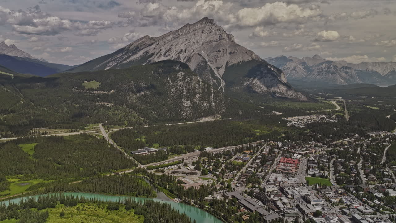 banff ab canada aerial v45 포닝 뷰: 숲이 인 계곡, 보우 리버, 베르밀리온 호수, 캐스케이드 및 노르케이 산맥의 도시 풍경과 풍경을 포착 - mavic 3 pro cine로 촬영 - 2023 년 7 월