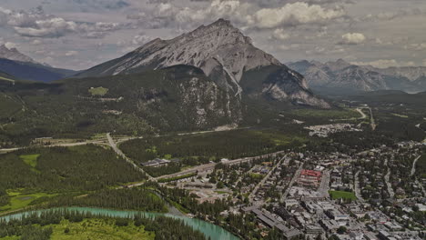 Vistas-Panorámicas-Aéreas-V45-De-Banff-Ab-Canada-Que-Capturan-El-Paisaje-Urbano-Y-El-Paisaje-Del-Valle-Boscoso,-El-Río-Bow,-Los-Lagos-Bermellón,-Las-Cadenas-Montañosas-Cascade-Y-Norquay---Filmadas-Con-Mavic-3-Pro-Cine---Julio-De-2023