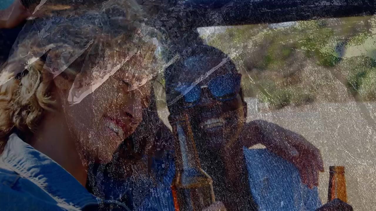 Dos personas en un coche, un amigo moviendo el brazo relajado, chocando botellas disfrutando del mar con anuncios superpuestos de arañazos de película.