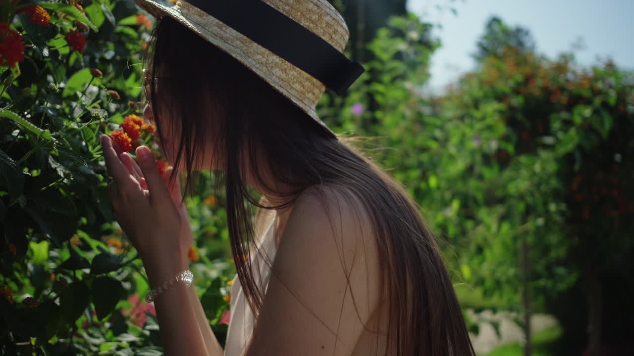 정원에서 꽃의 새를 맡는 여자