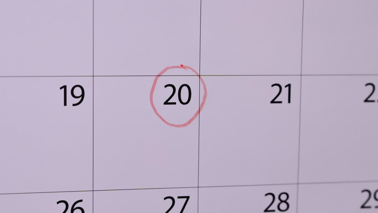 mano con notas de pluma roja en el calendario 20 de enero, día de la inauguración del presidente de los estados unidos de américa