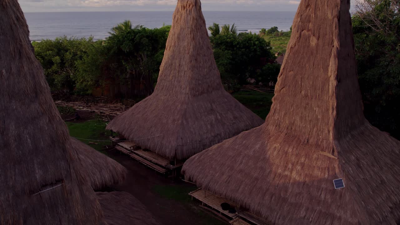 Villaggio costiero con tetti caratteristici all'alba, Sumba, Indonesia
