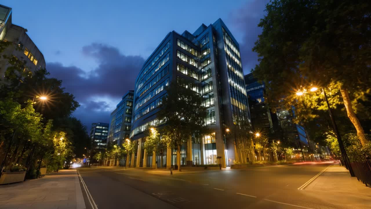 Paisagem noturna urbana: cena de rua de uma cidade moderna, destacada por edifícios de escritórios iluminados e tráfego fluindo sob um céu crepuscular dramático