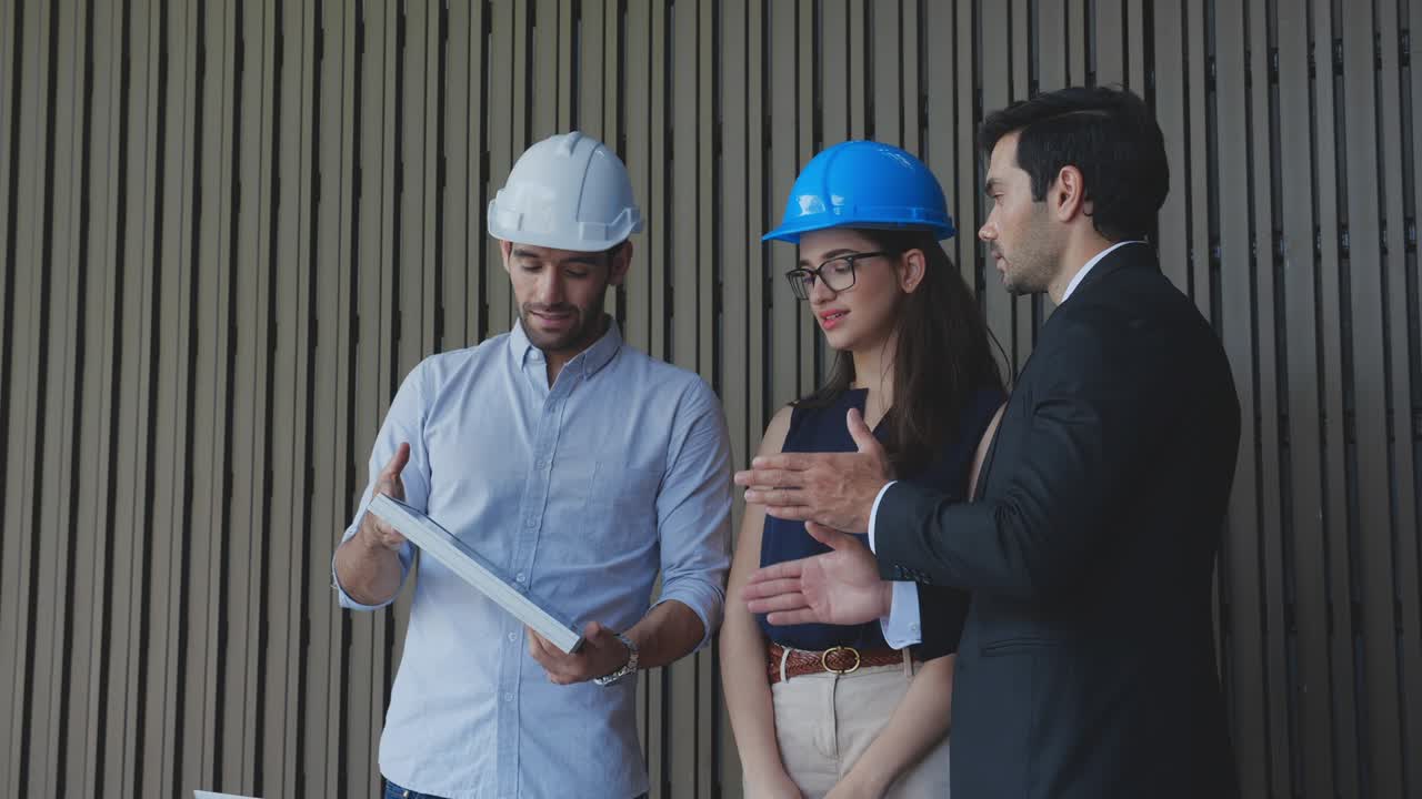 equipo de ingenieros hablando y planificando la instalación de paneles eléctricos de energía solar con socios, energía y medio ambiente, arquitecto mostrando la eficiencia de la energía y la innovación del proyecto.