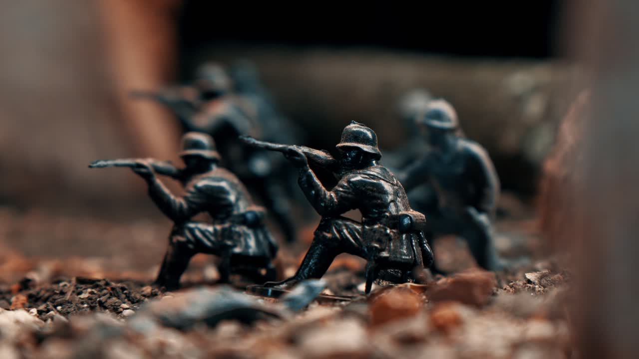 Ripresa ravvicinata con slider di soldatini di plastica in formazione di battaglia. Diorama che ricrea un conflitto storico con figure miniature dettagliate.