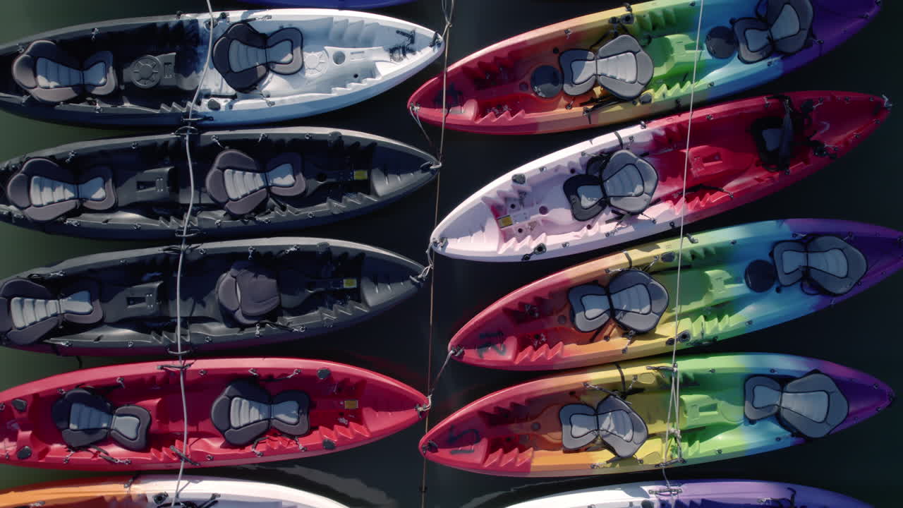 vista superior aérea de un grupo de canoas en el lago