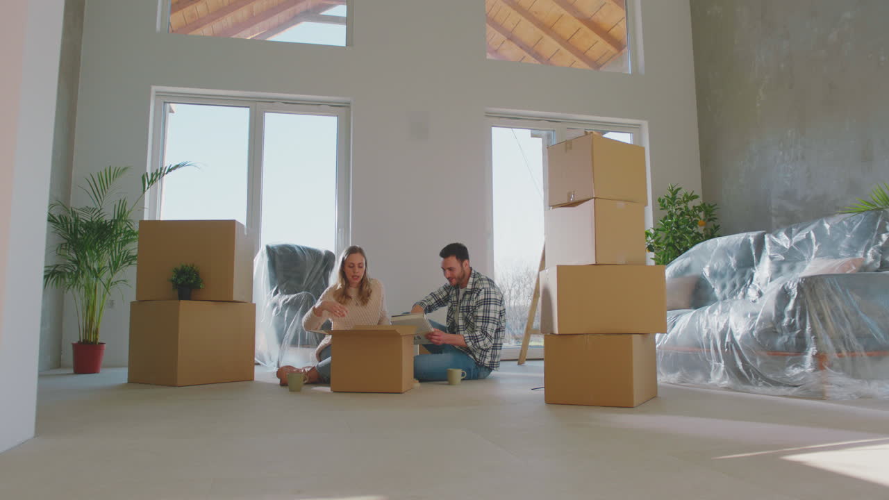 pareja feliz abriendo cartones