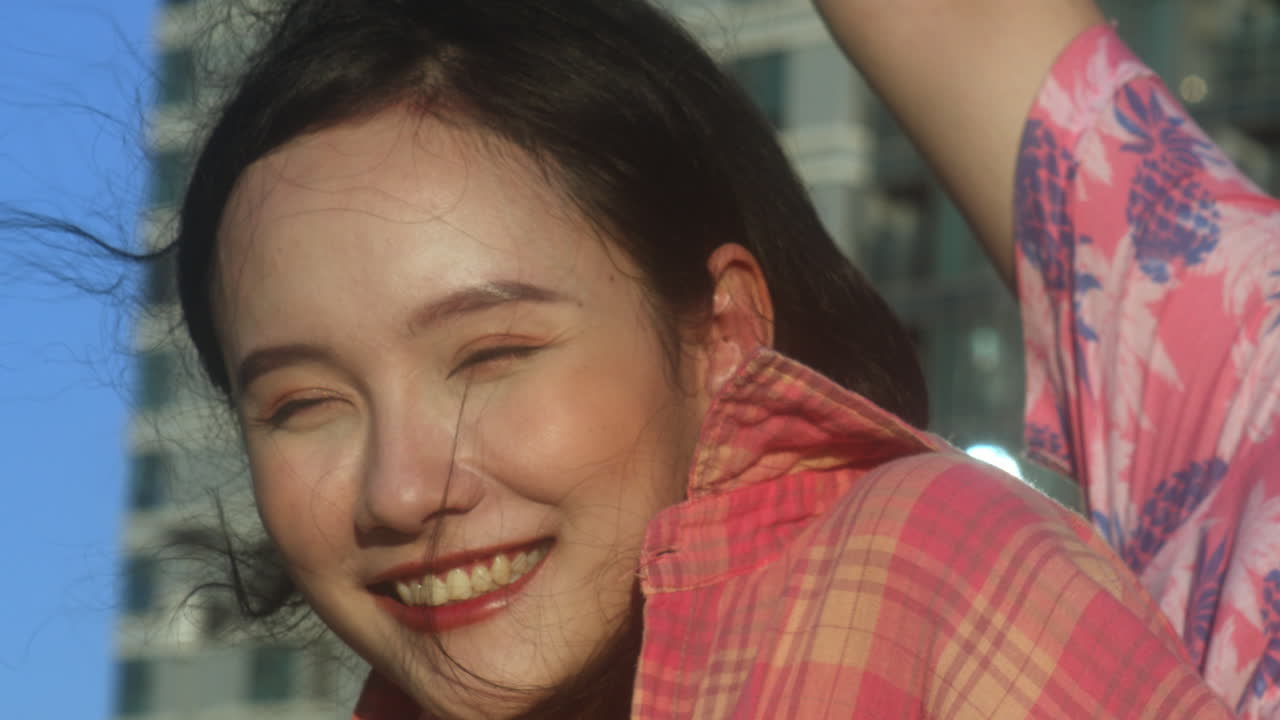 사랑에 빠진 아시아의 행복한 커플 인생을 즐기는 젊은 연인들의 초상화