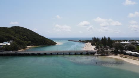 Vista-Panorámica-De-Drones-Siguiendo-El-Arroyo-Tallebudgera-Hasta-El-Parque-Nacional-Burleigh-Head-Y-El-Océano-Pacífico