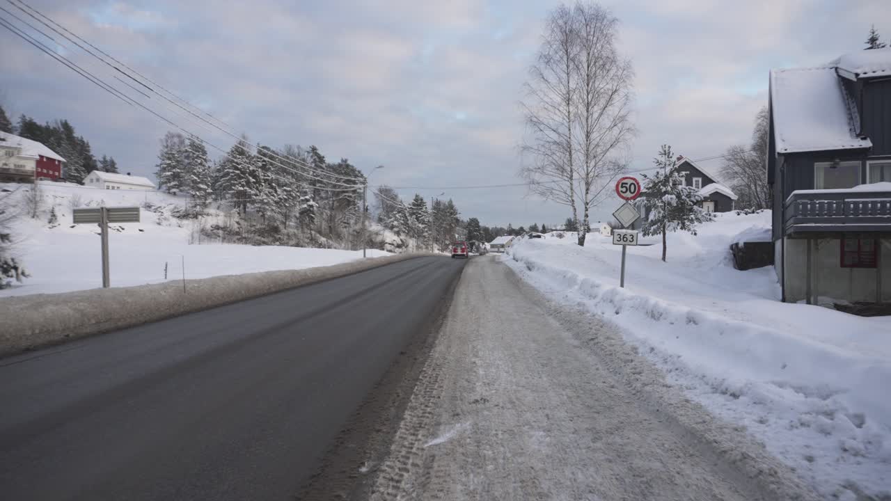 겨울에 아스팔트 도로에서 자동차 운전으로 보도에서 걷는 사람의 pov