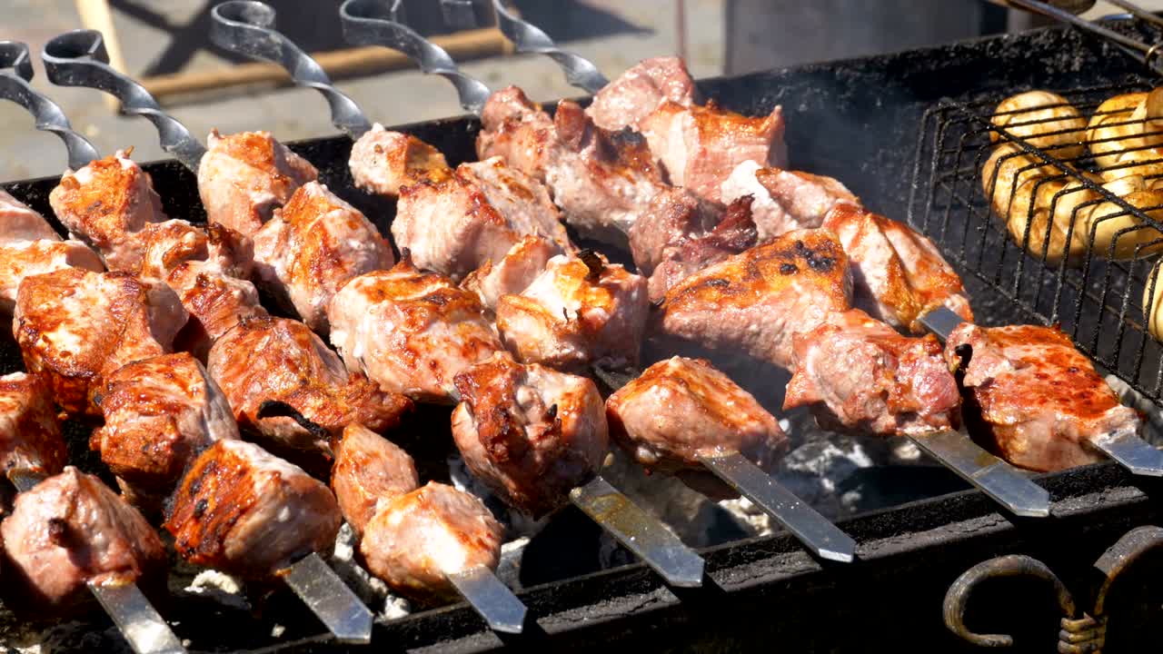 el shish kebab y los hongos se cocinan en la parrilla en la naturaleza