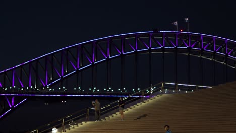 Links-Gleitender-Schuss,-Der-Die-Nachts-Beleuchtete-Hafenbrücke-Von-Sydney-Zeigt