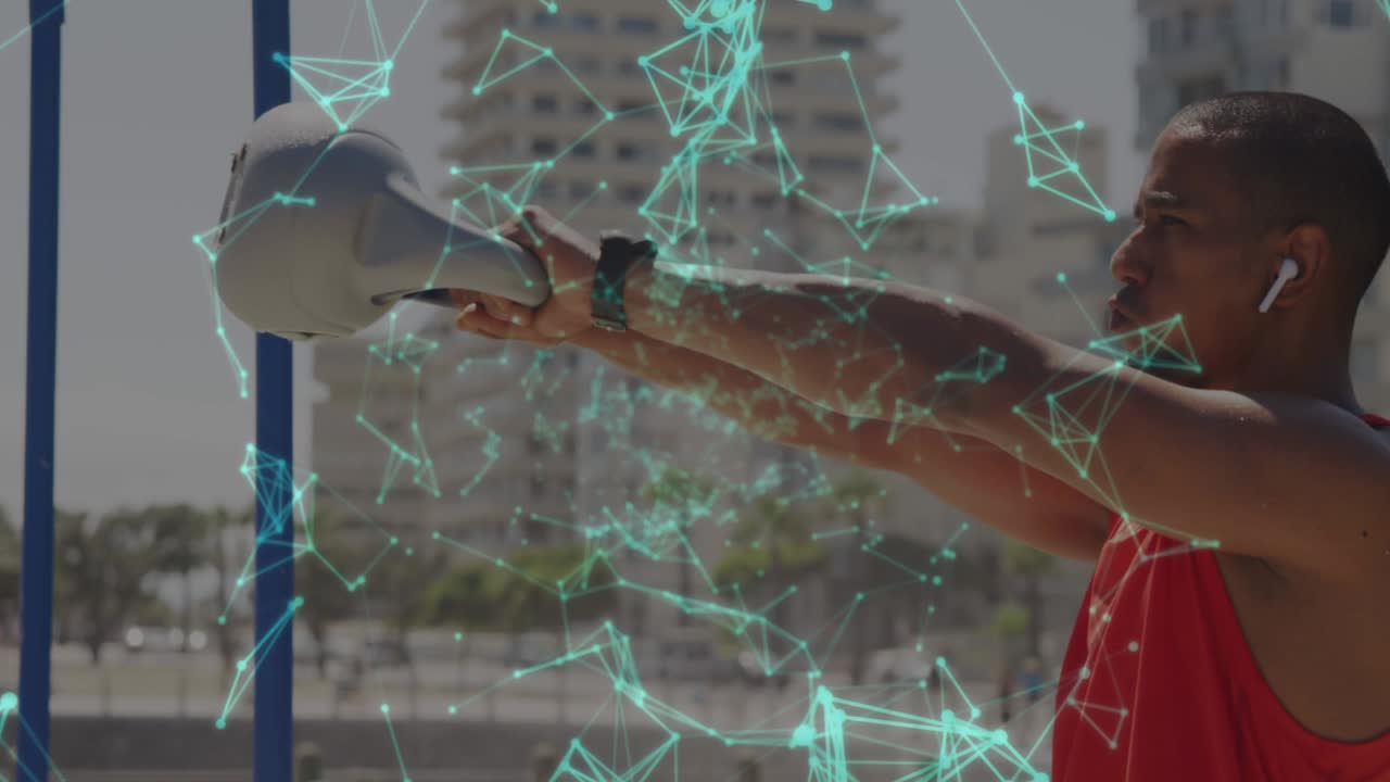 animación de una red de comunicación brillante sobre un atleta masculino haciendo ejercicio con kettlebell en la ciudad