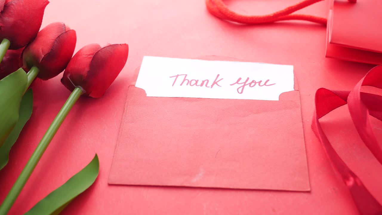 은 꽃과 봉투가 있는 감사 편지