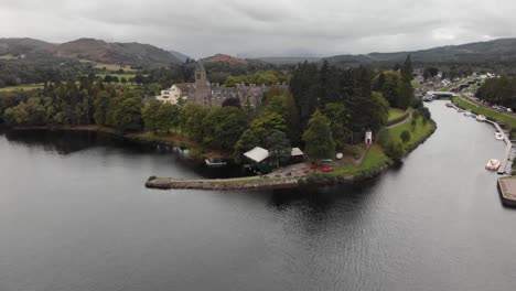 Revelación-épica-De-Fort-Augustus-Y-Loch-Ness,-Escocia,-Amplia-Antena