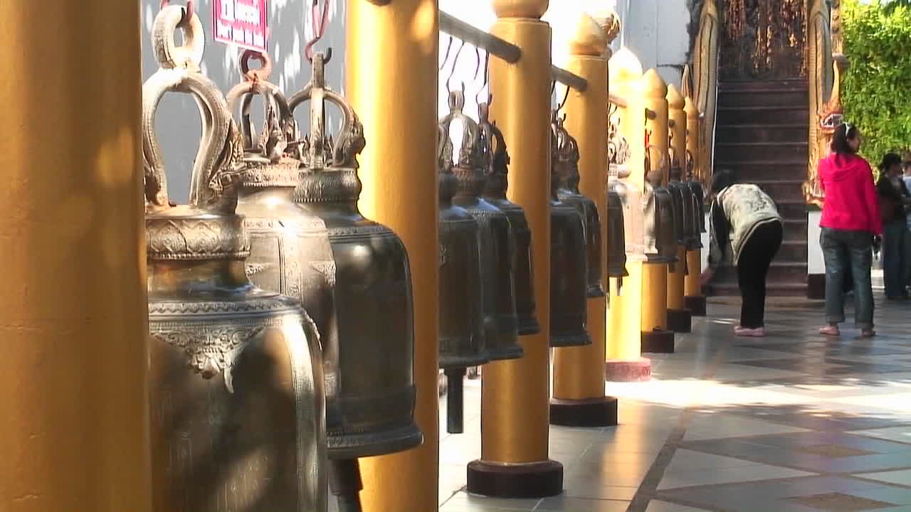 사람들이 시장에서 판매되는 금 항아리를 보고 있습니다.