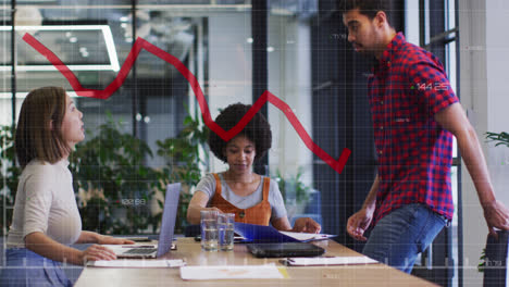 animación del procesamiento de datos estadísticos contra un equipo de diversos colegas discutiendo en la oficina