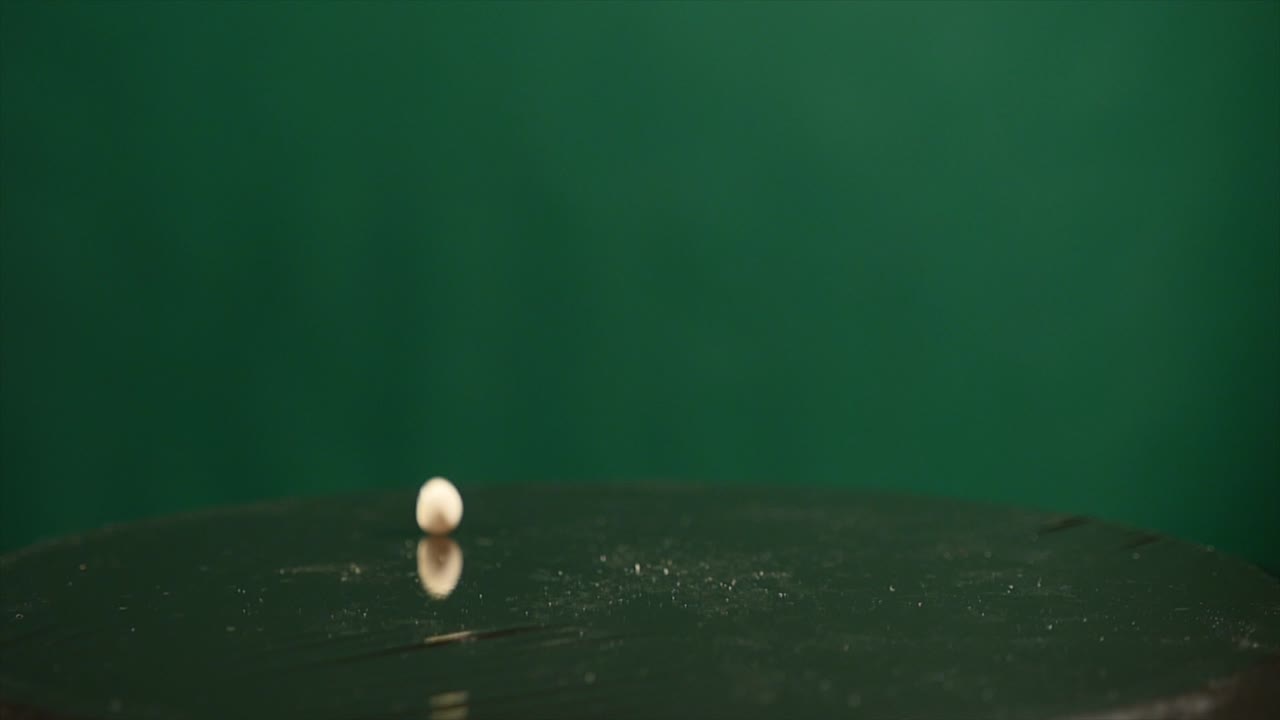 초록색 배경에 서브우퍼를 움직이는 점핑 콩